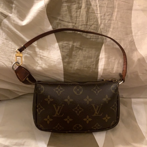 ❌SOLD❌ Louis Vuitton Monogram Mini Pochette! - Picture 4 of 13